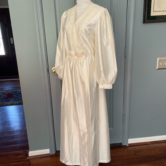 Val.Mode Vantage Lace Trim Embroidery detail ivory Long Robe. Size Medium - Picture 2 of 15
